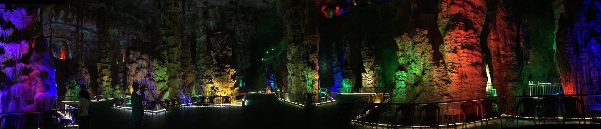 Am Fuße des Taishan können Besucher eine der größten und beeindruckendsten Tropfsteinhöhlen der Welt entdecken: Ein Teil der unterirdischen Welt ist sogar mit Flößen befahrbar: Die "Tai'an Baolong Great Rift Valley"-Tour ist drei Kilometer lang.