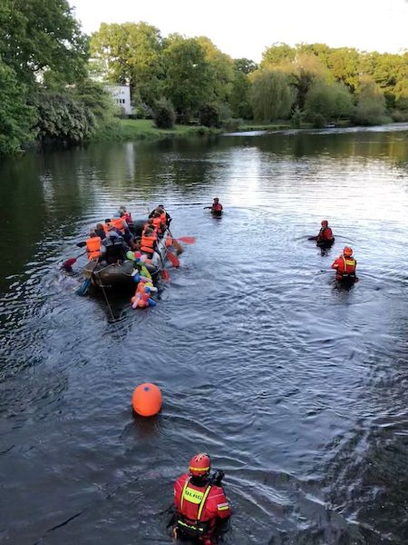 Wir haben unser Boot zu Wasser gelassen und machen uns auf den Weg.