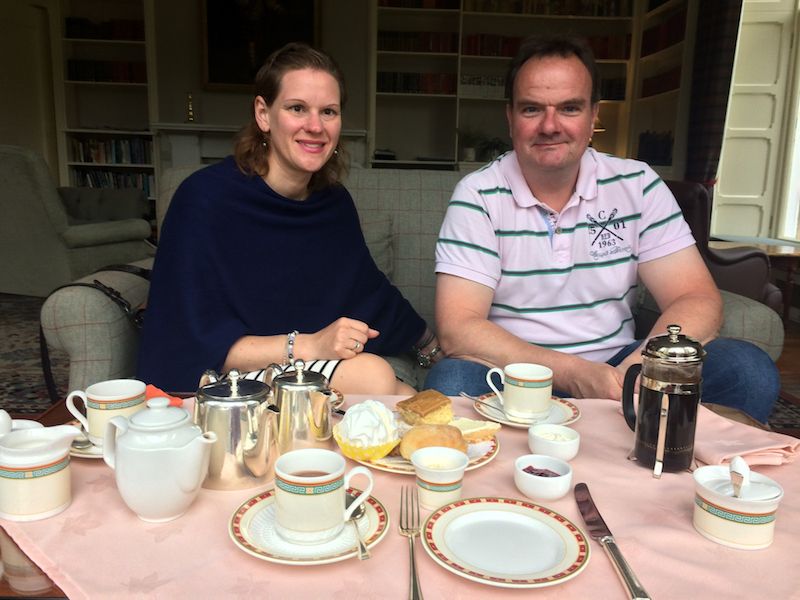 Die "Tea Time" gehört einfach dazu: Pünktlich um fünf Uhr nachmittags setzen sich die Schotten zusammen, trinken Tee, essen Kuchen und plaudern. Das haben wir gleich nachgemacht!