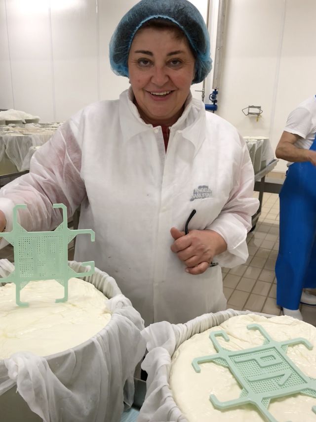 Einen Raum weiter erhalten die Käselaiber ihre Produktionsnummer. Chefin Maria Teresa Baruffaldi demonstriert das Verfahren.