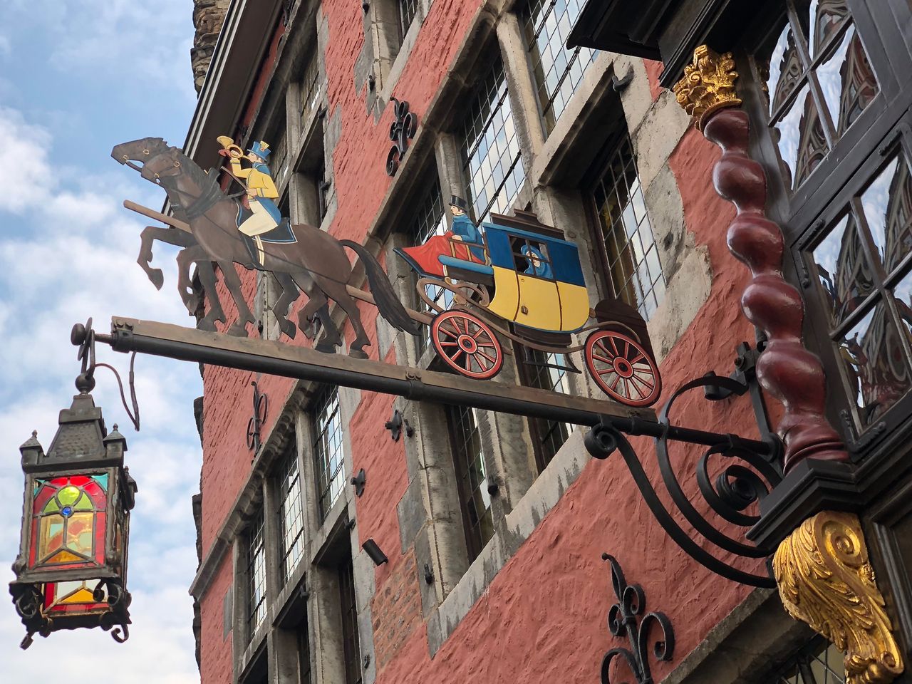 Der Postwagen (früher Postkutsche) ist das einzige erhaltene Holzhaus in Aachen. Die Geschichte reicht bis 1657 zurück. Nach dem verheerenden Stadtbrand setzten die Aachener lieber auf Steinbauten.