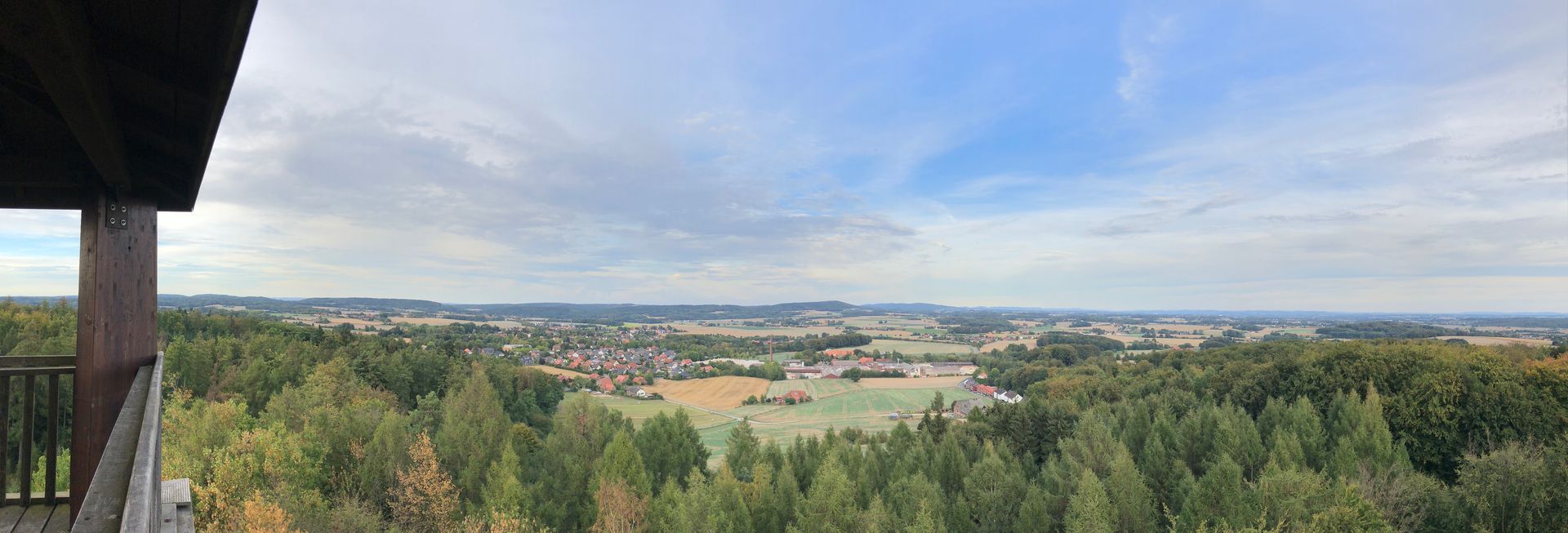 Ganz in der Nähe der Saurierspuren gibt es den Klimaturm Melle-Buer. Der Aussichtsturm bietet nicht nur einen fantastischen Blick über die Landschaft, sondern ist zugleich ein Lernstandort, der Menschen für das Thema Klimaschutz sensibilisieren soll. 