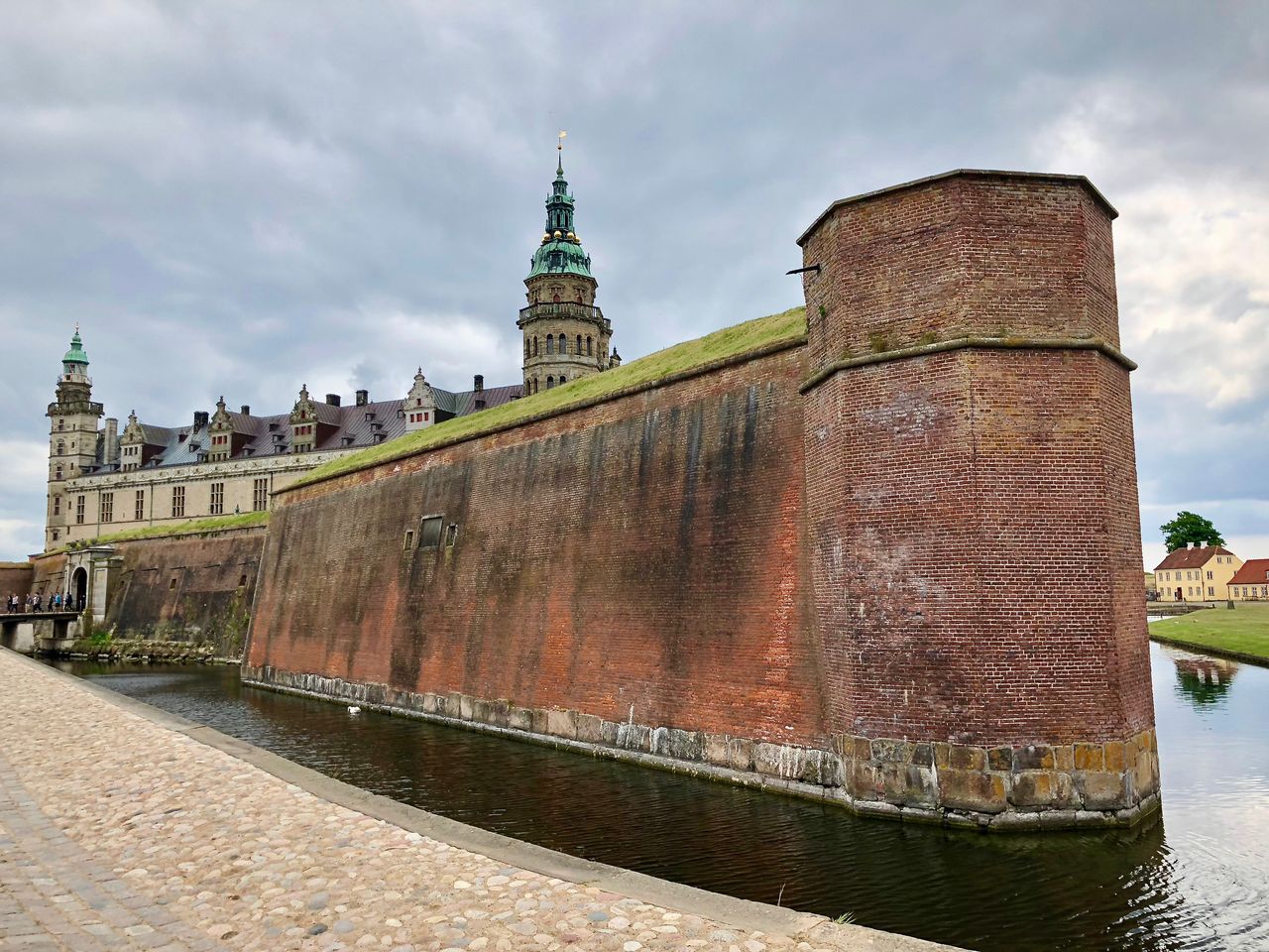 Wer sich dem Schloss als Besucher von Landseite aus nähert, stößt zunächst auf die beeindruckenden Festungsanlagen.