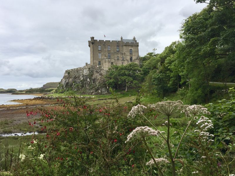 Wie eine Filmkulisse: Dunvegan Castle im Nordwesten der Isle of Skye thront auf einem schroffen Felsen.