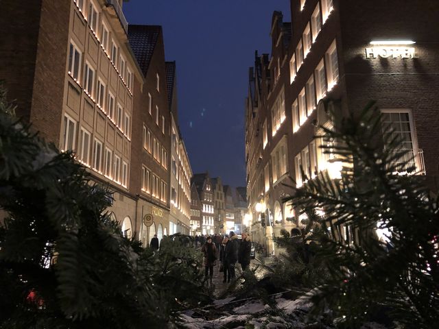 Die festliche Stimmung in der Stadt lockt jährlich tausende von Besuchern zu den Weihnachtsmärkten. 