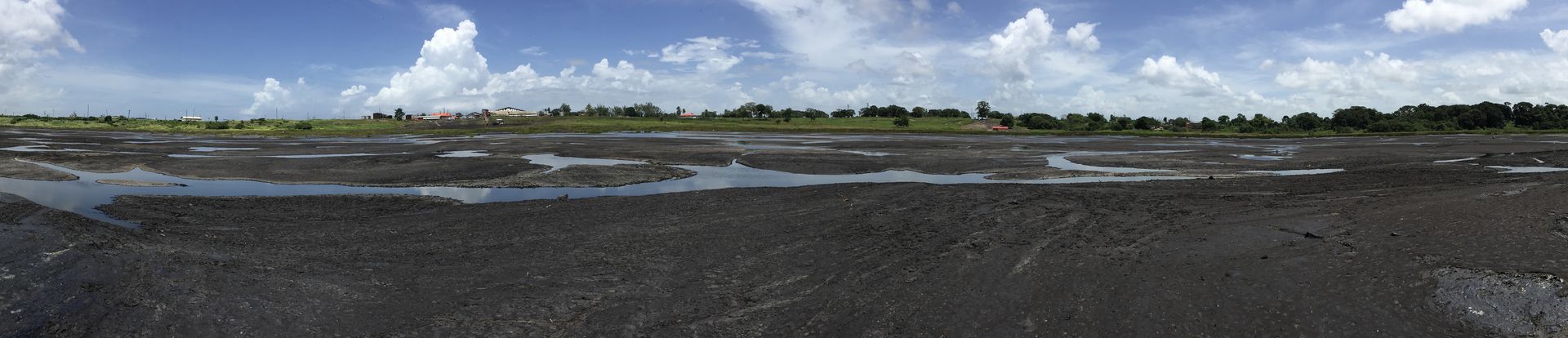 40 Hektar groß ist der Pitch Lake. An manchen Stellen ist er bis zu 100 Meter tief.