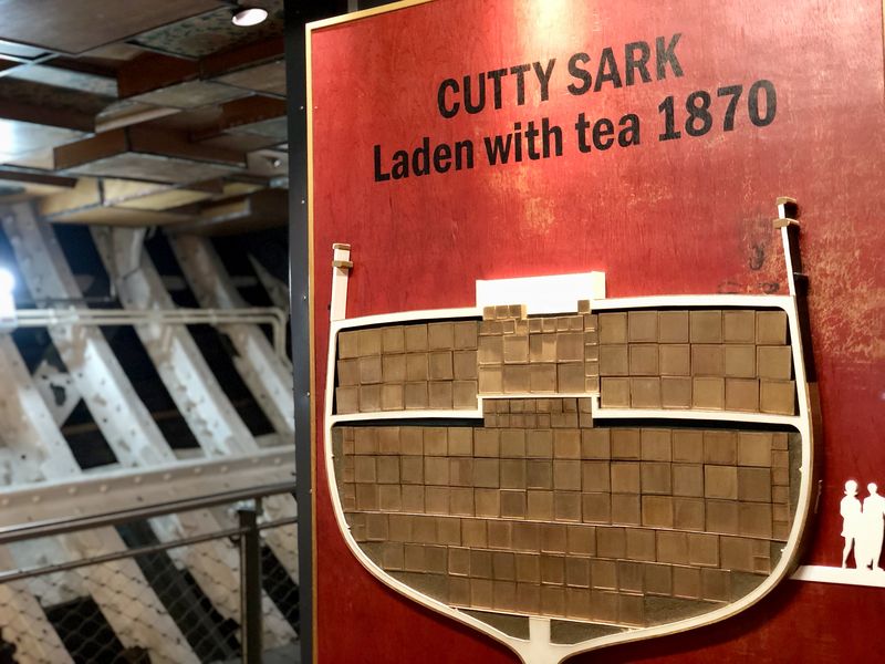 Gebaut wurde die "Cutty Sark" ursprünglich als so genannter Teeklipper. Die Ausstellung zeigt, wie das Schiff beladen war.