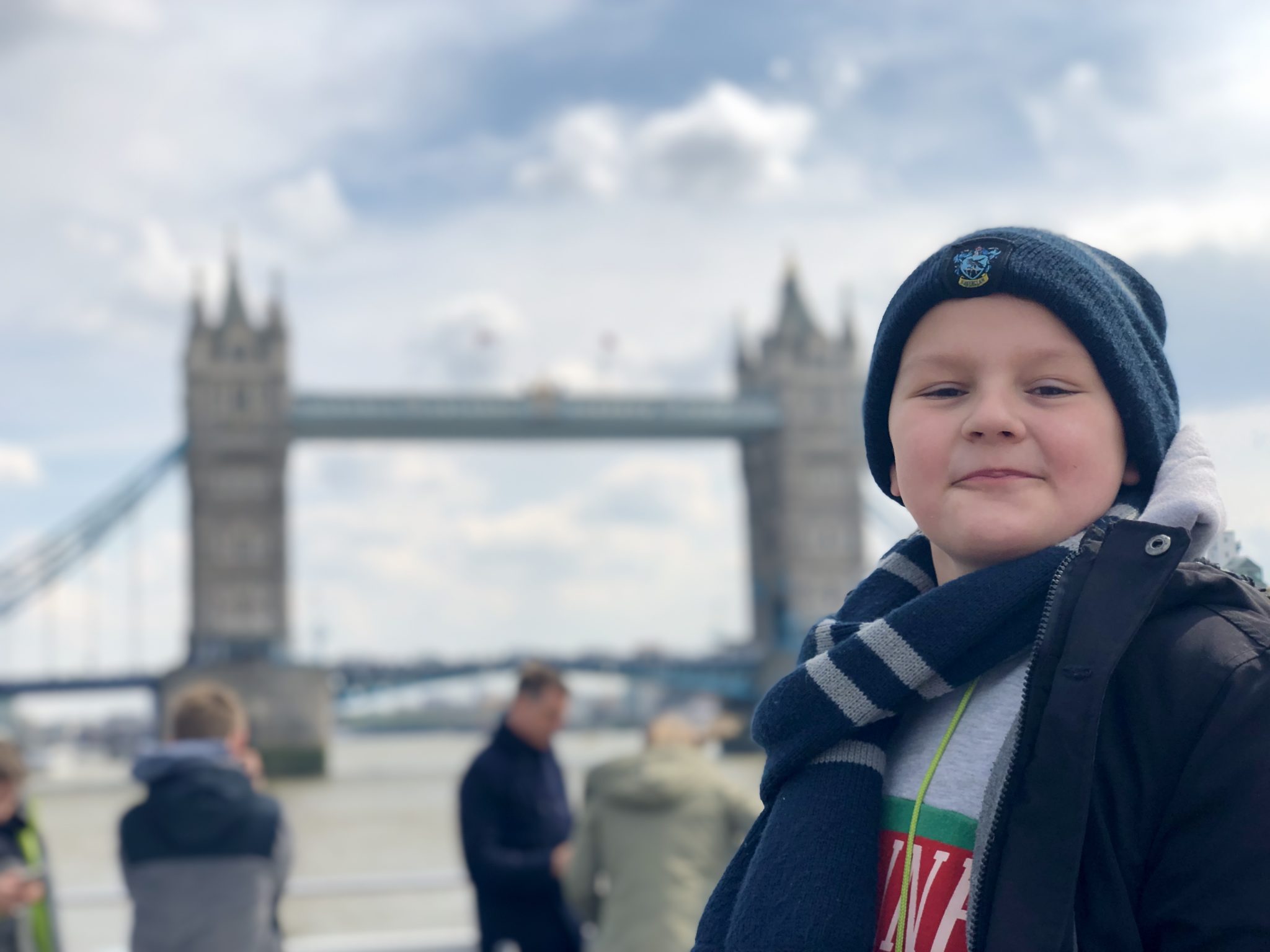 Ein echtes Erlebnis war die Fahrt unter der Tower Bridge hindurch. Ich empfehle: Wer zum ersten Mal nach London kommt, sollte mit dem Boot in die Stadt reinfahren.