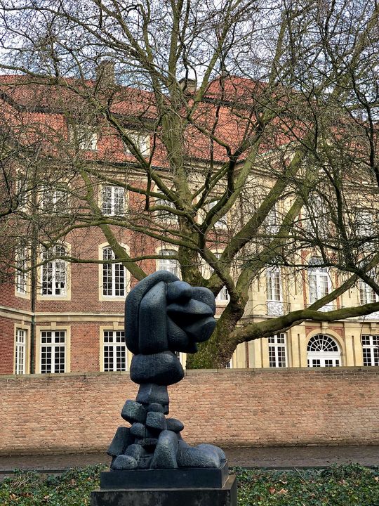 Stolpersteine in Münster: "Aufstieg" heißt diese Skulptur von Otto Freundlich, die einen Kopf darstellen soll. Für die Nationalsozialisten war seine Kunst zu abstrakt, sie stuften sie als "entartet" ein.