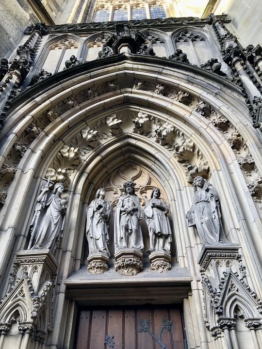 Stolpersteine in Münster: Selbst im Portal der St.-Lamberti-Kirche ist der Antisemitismus verewigt: Die Synagoge zur Rechten, die das Judentum symbolisiert und deshalb mit Tora dargestellt ist, wendet sich von Jesus ab.