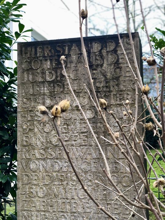 Stolpersteine in Münster: Neben dem Neubau der Synagoge erinnert heute ein Gedenkstein an das Vorgänger-Gebäude. Die Zahlen sind erschütternd: Von den 708 Juden, die vor dem Krieg in Münster registriert waren, haben nur 24 überlebt.