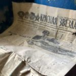 Was mag diese zurückgelassene Zeitung erzählen? Als der Reaktor von Tschernobyl explodierte, war die Informationspolitik zunächst mehr als spärlich.