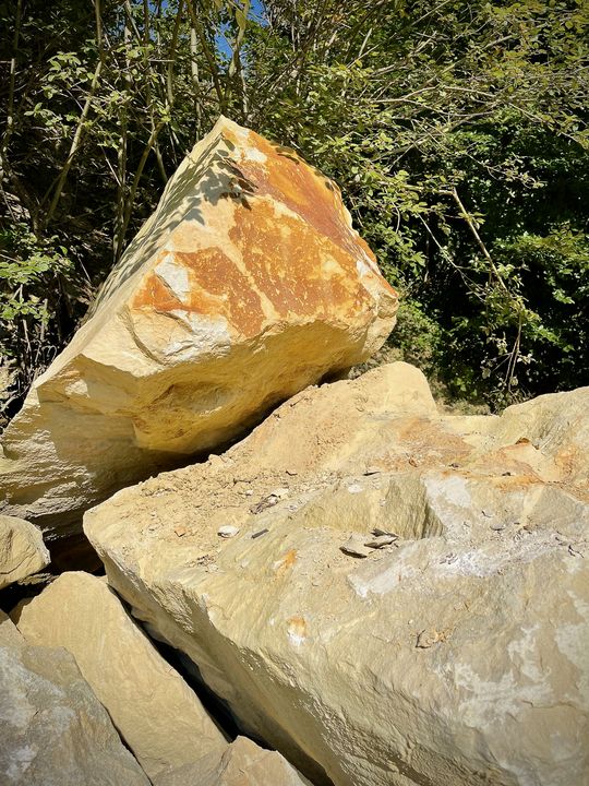 Als hätten Riesen mit Kieselsteinen gespielt ... Wie viele Tonnen mögen diese Sandstein-Bruchstücke wohl auf die Waage bringen?