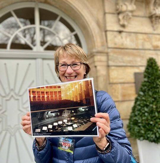Bayreuth zwischen Wilhelmine und Wagner: Gästeführerin Claudia Dollinger präsentiert vor der Tür des Markgräflichen Opernhauses schon einmal einen Vorgeschmack.