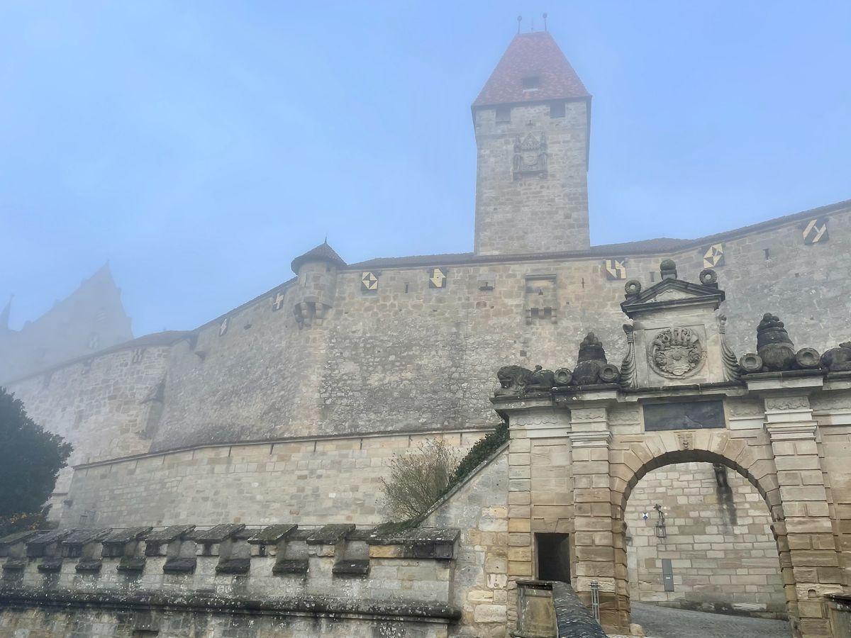 <p>Die Veste Coburg ist eine der stärksten Festungen aus der Staufer-Zeit. Die mächtigen Mauern erfüllten ihren Zweck In 1000 Jahren wurde die Festung nie eingenommen.</p>