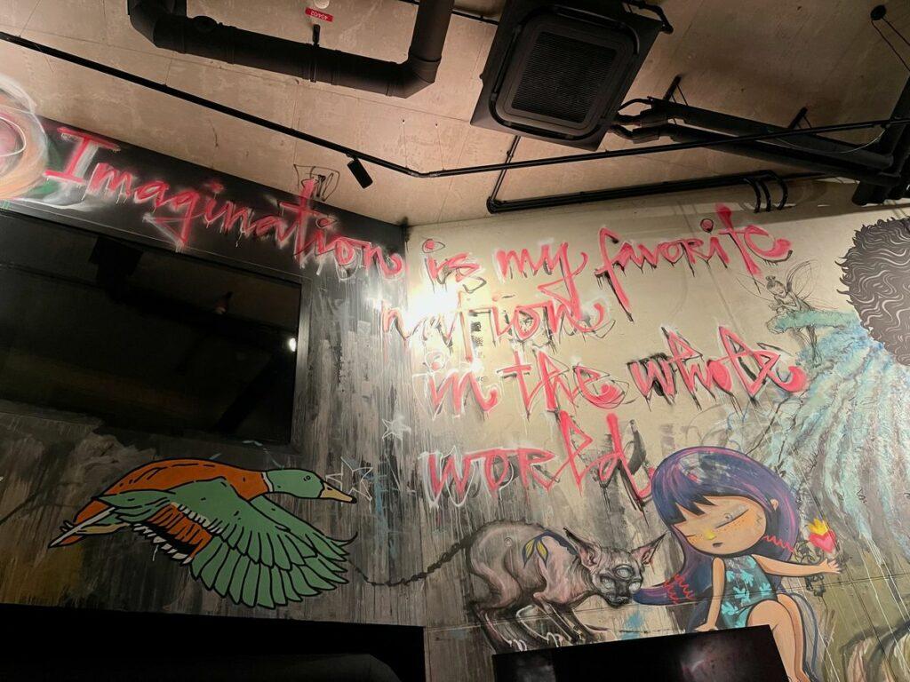 Maisel & Friends – aus Liebe zum Bier: In der Lobby des Urban Art Hotel haben die Künstler gemeinsam ein farbenfrohes Wimmelbild geschaffen.