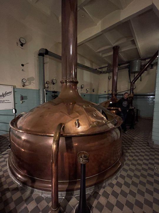 Maisel & Friends – aus Liebe zum Bier: Der alte Braukessel aus Kupfer sieht aus, als sei er eben noch in Betrieb gewesen.