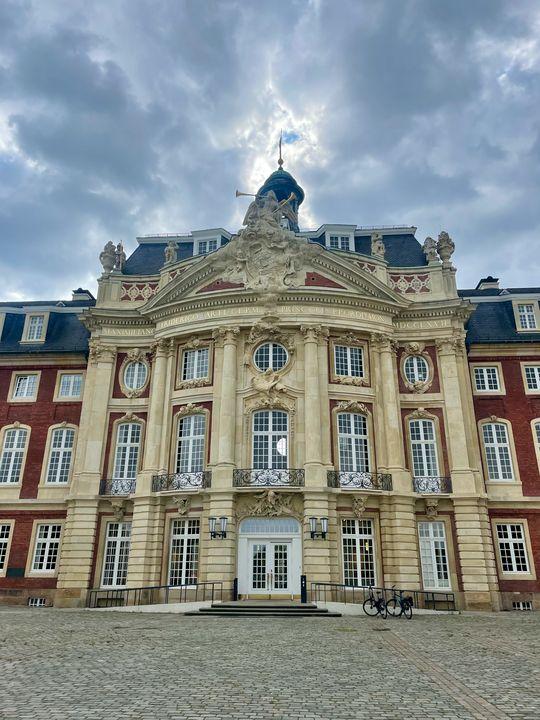 Barockbaumeister Johann Conrad Schlaun: Wer die Fassade des Fürstbischöflichen Schlosses lesen möchte, braucht viel Hintergrundwissen über barockes Storytelling.