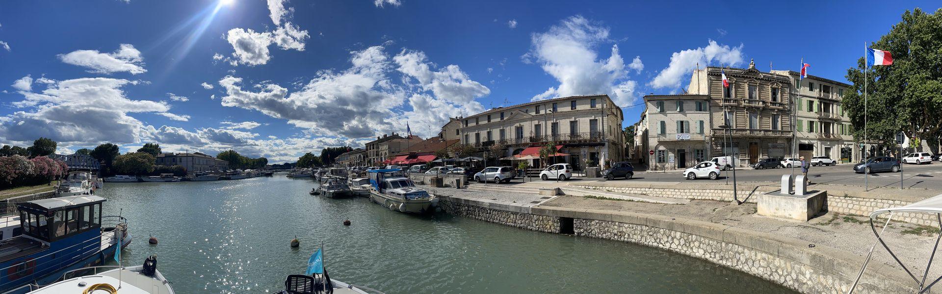 Hausboot mit Hund: Abenteuer voraus! Über den Canal du Rhône à Sète geht es stetig weiter Richtung Beaucaire, dem pittoresken Künstlerort an der Rhone.