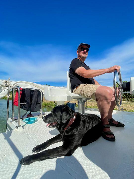 Hausboot mit Hund: Von der Flying Bridge aus hat Emmi den perfekten Überblick.