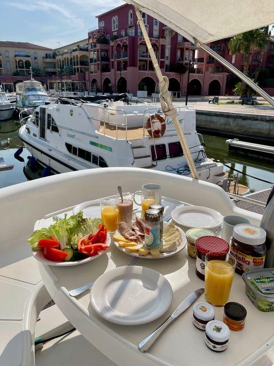 Hausboot mit Hund: Erst einmal mit einem guten Frühstück starten!