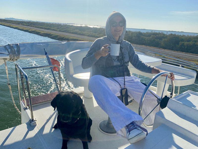 Hausboot mit Hund: Weil der Wind nachmittags oft auffrischt, starteten wir früh am Morgen.
