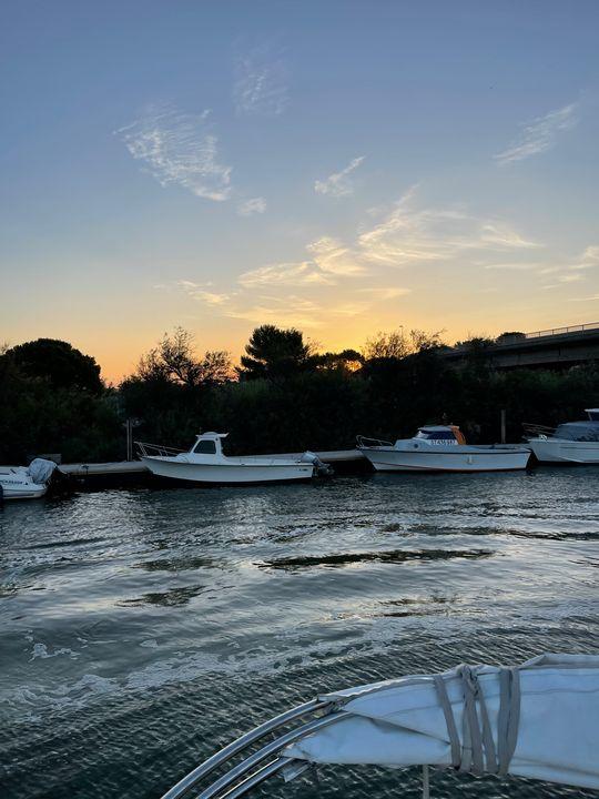 Hausboot mit Hund: In Palavas-les-Flots war es windig ... aber der Sonnenuntergang wunderschön.