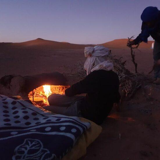 Bitte schickt mich in die Wüste: Wenn die Nacht über die Reisegruppe hereinbricht, wird es dunkel in der Wüste - gut dran sind diejenigen, die an eine Stirnlampe gedacht haben.